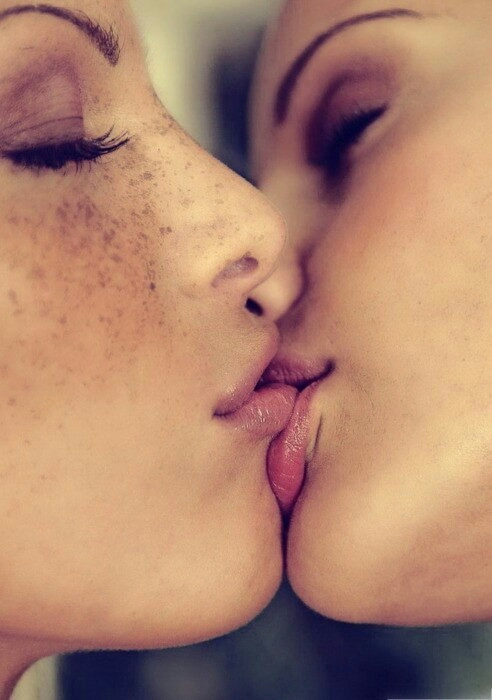 Lesbians Deep Kissing