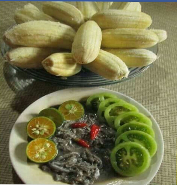 正統的水煮香蕉吃法是把他當作一種前菜，搭配上醃製鹹魚、金桔、番茄等東西一起吃。